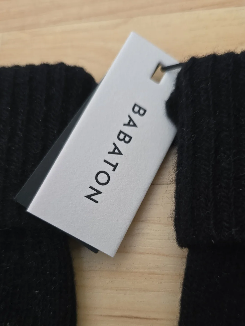 Aritzia Cashmere Exalt Tech Gloves100% Italian cashmere Black gloves